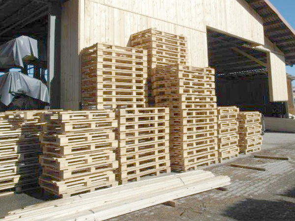 Holzpaletten bei Sägewerk Kühler Chiemgau